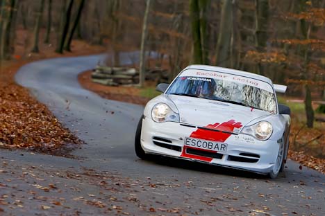 Her ses Lars Kragh i sin Porsche 911 GT3. L. Kragh og J. Larsen udgik på løbets sidste prøve, men der blev kørt en masse vigtige kilometre på anderledes underlag.
(Foto: www.bjohansson.dk)